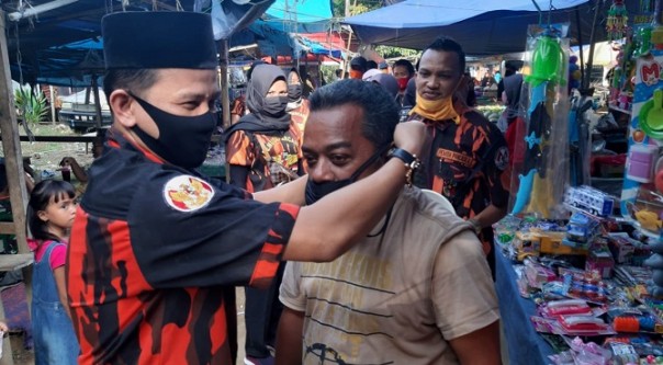 Antisipasi Wabah Virus Corona, PAC PP Inuman Bagi-bagi Masker di Pasar